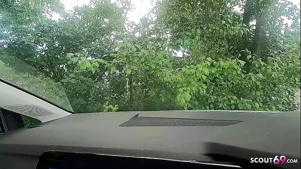 Reife Türkin von zwei deutschen Typen auf dem Heimweg im Auto gefickt