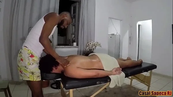 Durante uma massagem relaxante acabei convencendo o massagista a me foder gostoso